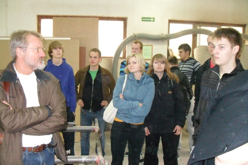 Die Gruppe in den Holzwerkstätten der Partnerschule und etwas später ...