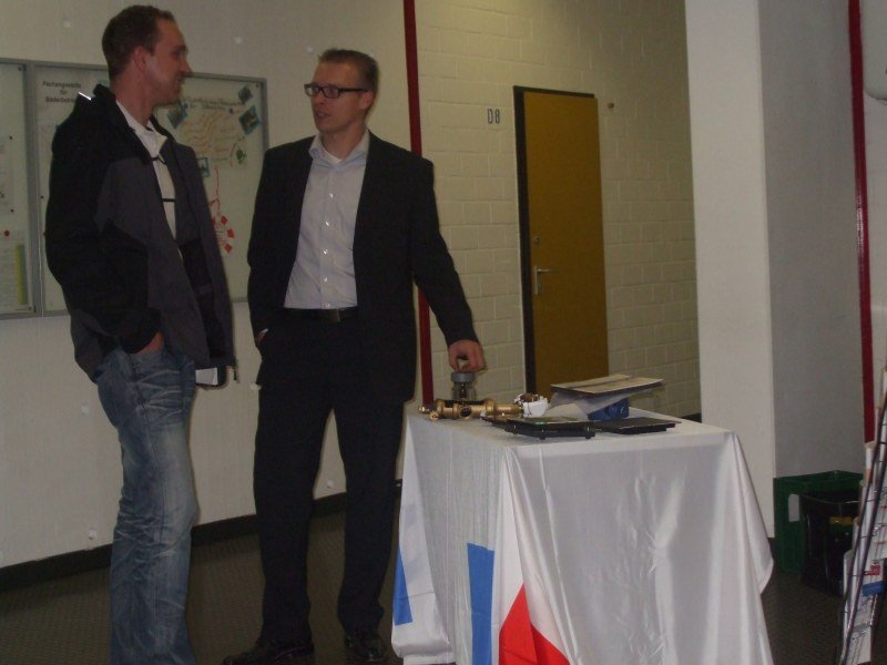 Robert Heyner von der Industrievertretung Böhmke hier im Gespräch mit einem Ausbildungsmeister.